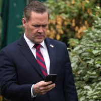 Le conseiller à la sécurité intérieure, Michael Waltz, consulte son téléphone avant une interview télévisée à la Maison Blanche, le 1er mai 2025, à Washington, DC. (Andrew Harnik / GETTY IMAGES AMÉRIQUE DU NORD/AFP)