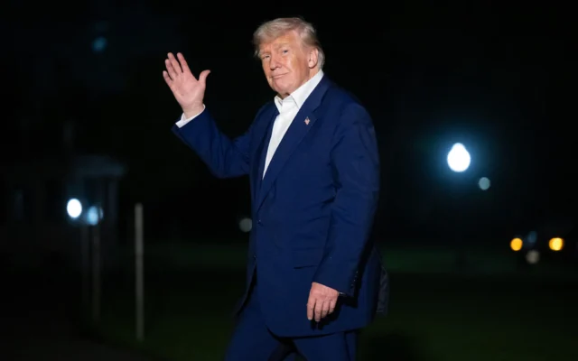 À son retour d’un voyage au Moyen-Orient, le président américain Donald Trump salue à son arrivée à bord de Marine One, sur la pelouse sud de la Maison-Blanche à Washington, DC, le 16 mai 2025. (Crédit : SAUL LOEB / AFP)