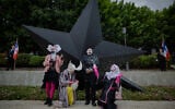 Les « Sœurs de la Perpétuelle Indulgence » inaugurent « Aux oubliés et oubliées » (Aux oubliés) conçu par l'artiste français Jean-Luc Verna, premier mémorial français rendant hommage aux victimes homosexuelles de la déportation et à toutes les personnes LGBTQIA+ persécutées à travers l'histoire, lors de la Journée internationale contre l'homophobie, la biphobie et la transphobie dans les jardins du Port de l'Arsenal à Paris, le 17 mai 2025. (Crédit : Kiran RIDLEY et Kiran RIDLEY/AFP)
