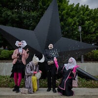 Les « Sœurs de la Perpétuelle Indulgence » inaugurent « Aux oubliés et oubliées » (Aux oubliés) conçu par l'artiste français Jean-Luc Verna, premier mémorial français rendant hommage aux victimes homosexuelles de la déportation et à toutes les personnes LGBTQIA+ persécutées à travers l'histoire, lors de la Journée internationale contre l'homophobie, la biphobie et la transphobie dans les jardins du Port de l'Arsenal à Paris, le 17 mai 2025. (Crédit : Kiran RIDLEY et Kiran RIDLEY/AFP)