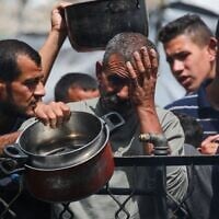 Des Palestiniens réagissent à l'épuisement des réserves en nourriture d'une cuisine communautaire fournissant des repas chauds à Jabaliya, dans le nord de la bande de Gaza, le 17 mai 2025. (Crédit : Bashar Taleb / AFP)