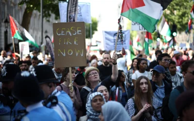 Des manifestants anti-Israël réunis à Whitehall après avoir défilé pour réclamer une « Palestine libre » et la fin du « génocide », alors qu'ils commémorent le 77ᵉ anniversaire de la « Nakba », dans le centre-ville de Londres, le 17 mai 2025. (Crédit : Henry Nicholls/AFP) Des manifestants anti-Israël réunis à Whitehall après avoir défilé pour réclamer une « Palestine libre » et la fin du « génocide », alors qu'ils commémorent le 77ᵉ anniversaire de la « Nakba », dans le centre-ville de Londres, le 17 mai 2025. (Crédit : Henry Nicholls/AFP)