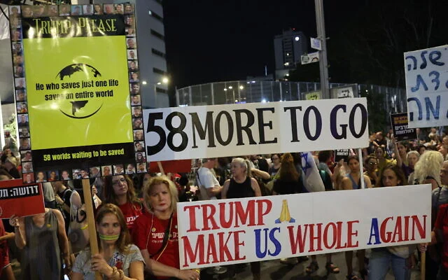 Des manifestants brandissant des pancartes lors d'un rassemblement anti-gouvernement, à Tel Aviv, le 17 mai 2025. (Crédit : Jack Guez/AFP)