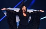 La chanteuse israélienne Yuval Raphael pendant la cérémonie des drapeaux lors de la finale du Concours Eurovision de la chanson 2025, à la St. Jakobshalle, à Bâle, le 17 mai 2025. (Crédit : Fabrice Coffrini/AFP)