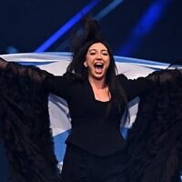 La chanteuse israélienne Yuval Raphael pendant la cérémonie des drapeaux lors de la finale du Concours Eurovision de la chanson 2025, à la St. Jakobshalle, à Bâle, le 17 mai 2025. (Crédit : Fabrice Coffrini/AFP)