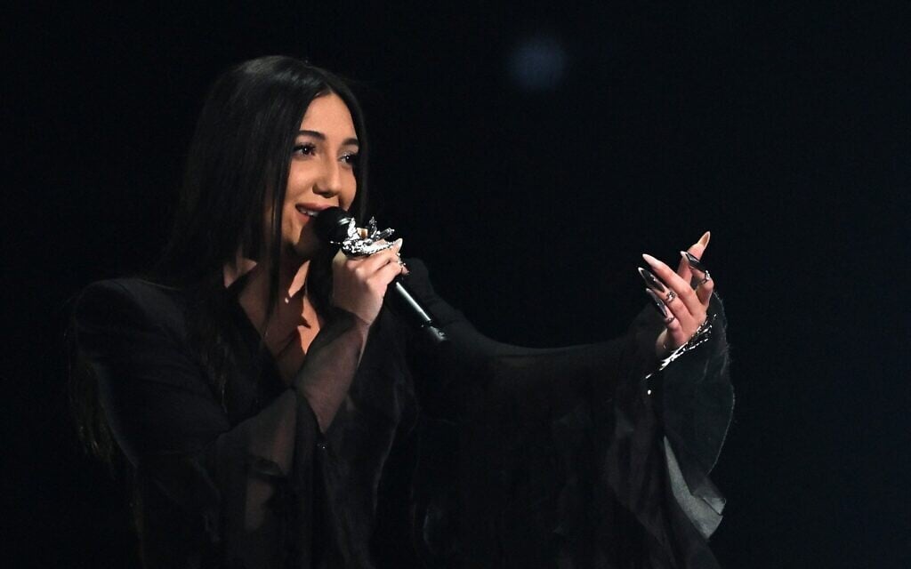 La chanteuse israélienne Yuval Raphael lors de la finale du Concours Eurovision de la chanson 2025, à la St. Jakobshalle, à Bâle, le 17 mai 2025. (Crédit : Fabrice Coffrini/AFP)
