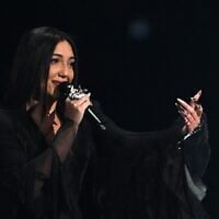 La chanteuse israélienne Yuval Raphael lors de la finale du Concours Eurovision de la chanson 2025, à la St. Jakobshalle, à Bâle, le 17 mai 2025. (Crédit : Fabrice Coffrini/AFP)