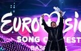 Le chanteur autrichien Johannes Pietsch, connu sous le nom de JJ, célébrant sa victoire avec le trophée du Concours Eurovision de la chanson 2025 après avoir remporté la grande finale, à la St. Jakobshalle, à Bâle, le 18 mai 2025. (Crédit : Fabrice Coffrini/AFP)