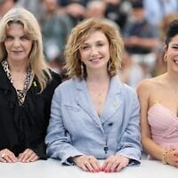 De gauche à droite : l'actrice israélienne Chelli Goldenberg, l'actrice israélienne d'origine biélorusse Evgenia Dodina et la réalisatrice et scénariste israélienne Or Sinaï poent lors d'une séance photo pour le film « Mama » à la 78ᵉ édition du Festival de Cannes, à Cannes, dans le sud de la France, le 18 mai 2025. (Crédit : Sameer al-Doumy/AFP)