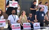 Des députés italiens et européens tiennent des pancartes lors d'une manifestation du côté égyptien du point de passage de Rafah, appelant à la fin de la guerre à Gaza et à l'entrée de l'aide humanitaire dans l'enclave palestinienne, le 18 mai 2025. (Crédit : AFP)