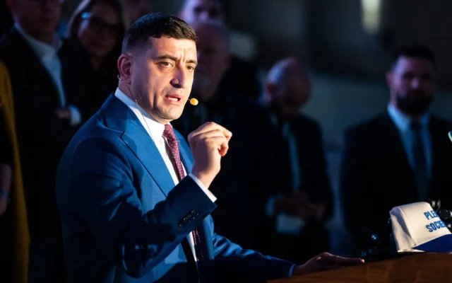 Le leader du parti d'extrême droite Alliance pour l'Unité des Roumains, George Simion, devant ses partisans après l'annonce des premiers sondages de sortie des urnes, lors du second tour de l'élection présidentielle à Bucarest, en Roumanie, le 18 mai 2025. (Crédit : Mihai Barbu / AFP)