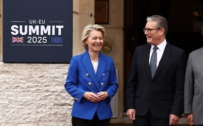 Le Premier ministre britannique Keir Starmer et la présidente de la Commission européenne Ursula von der Leyen lors du sommet Royaume-Uni-UE, à Lancaster House, à Londres, le 19 mai 2025. (Crédit : Henry Nicholls/POOL/AFP)