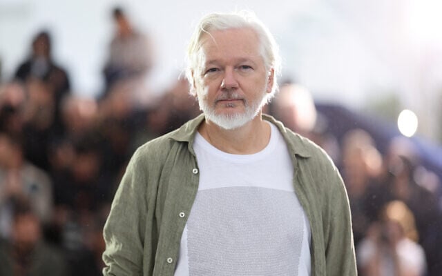 Julian Assange au festival de Cannes, le 20 mai 2025. (Crédit : Sameer AL-DOUMY / AFP)