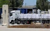 Un camion transportant de l'aide humanitaire entrant dans la bande de Gaza par le point de passage israélien de Kerem Shalom, le 20 mai 2025. (Crédit : Jack Guez/AFP)