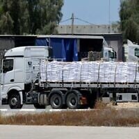 Un camion transportant de l'aide humanitaire entre dans la bande de Gaza par le point de passage israélien de Kerem Shalom, le 20 mai 2025. (Crédit : Jack Guez/AFP)