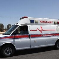 Une ambulance en provenance de Jordanie se dirigeant vers la bande de Gaza depuis le poste-frontière de Kerem Shalom, le 20 mai 2025. (Crédit : Jack Guez/AFP)