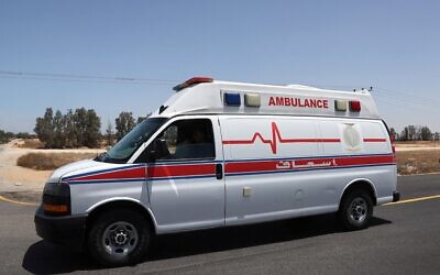 Une ambulance en provenance de Jordanie se dirigeant vers la bande de Gaza depuis le poste-frontière de Kerem Shalom, le 20 mai 2025. (Crédit : Jack Guez/AFP)