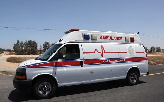 Une ambulance en provenance de Jordanie se dirigeant vers la bande de Gaza depuis le poste-frontière de Kerem Shalom, le 20 mai 2025. (Crédit : Jack Guez/AFP)