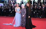 L'actrice et réalisatrice américaine Scarlett Johansson, l'actrice américaine June Squibb et l'actrice britannique Erin Kellyman arrivent à la projection du film "Eleanor the Great" lors de la 78ème édition du Festival de Cannes à Cannes, dans le sud de la France, le 20 mai 2025. (Crédit : Bertrand GUAY / AFP)
