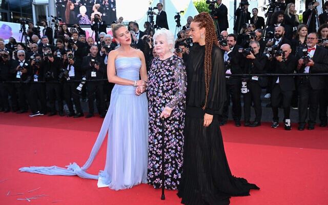 L'actrice et réalisatrice américaine Scarlett Johansson, l'actrice américaine June Squibb et l'actrice britannique Erin Kellyman arrivent à la projection du film "Eleanor the Great" lors de la 78ème édition du Festival de Cannes à Cannes, dans le sud de la France, le 20 mai 2025. (Crédit : Bertrand GUAY / AFP)