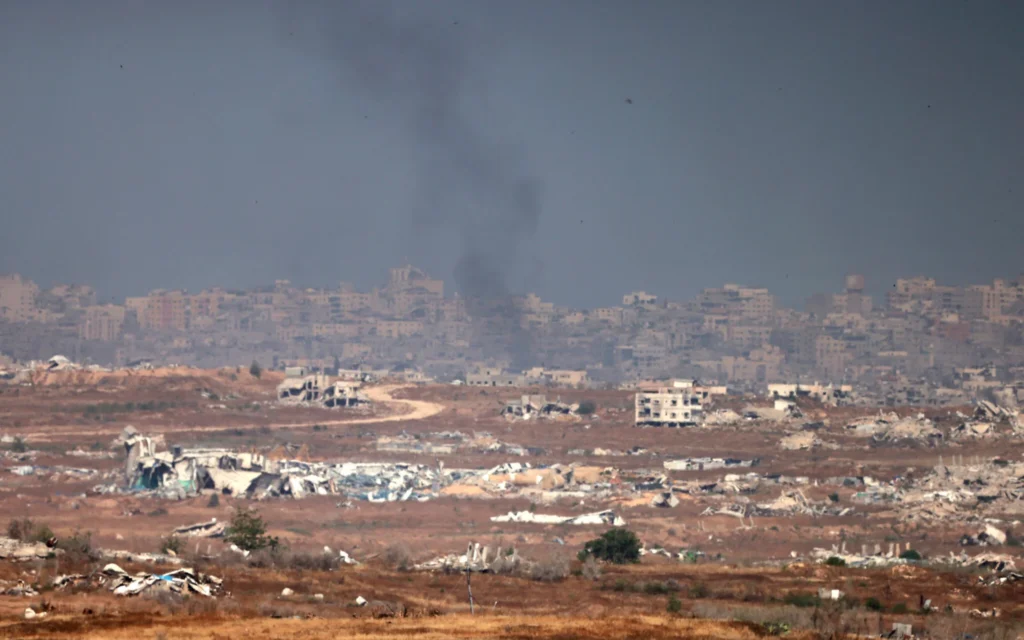 Sur cette photo prise depuis le sud d'Israël, à la frontière avec la bande de Gaza, de la fumée entraînée par les frappes israéliennes le 21 mai 2025 (Crédit : Menahem KAHANA / AFP)