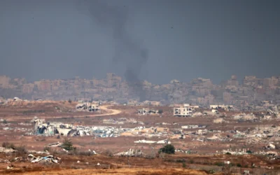 Sur cette photo prise depuis le sud d'Israël, à la frontière avec la bande de Gaza, de la fumée entraînée par les frappes israéliennes le 21 mai 2025 (Crédit : Menahem KAHANA / AFP)