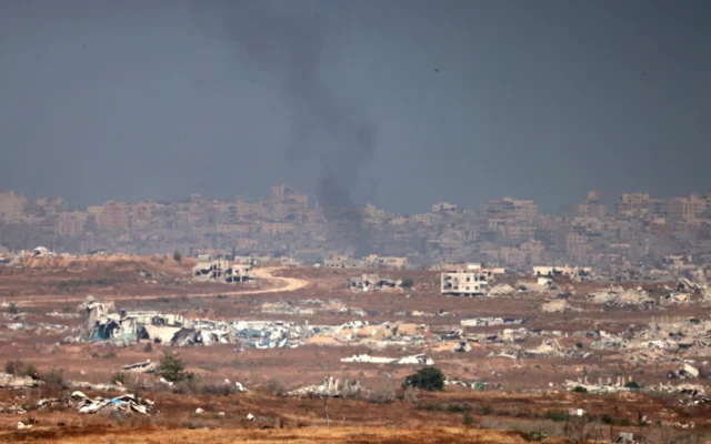 Sur cette photo prise depuis le sud d'Israël, à la frontière avec la bande de Gaza, de la fumée entraînée par les frappes israéliennes le 21 mai 2025 (Crédit : Menahem KAHANA / AFP)