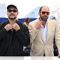 Le cinéaste russe Kirill Serebrennikov et le scénariste français Olivier Guez posent lors d'un photocall pour le film "La disparition de Josef Mengele" lors de la 78e édition du Festival de Cannes à Cannes, dans le sud de la France, le 21 mai 2025. (Crédit : Miguel MEDINA / AFP)