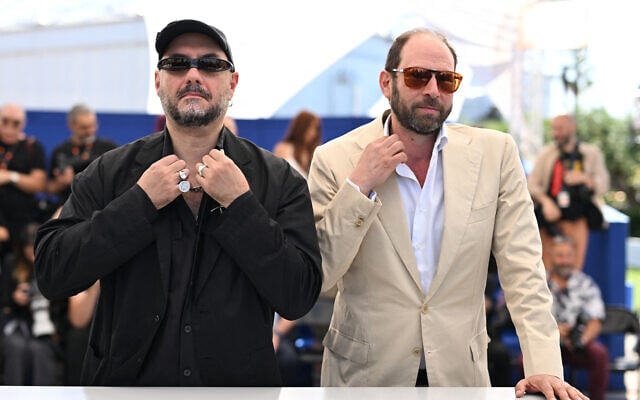 Le cinéaste russe Kirill Serebrennikov et le scénariste français Olivier Guez posent lors d'un photocall pour le film "La disparition de Josef Mengele" lors de la 78e édition du Festival de Cannes à Cannes, dans le sud de la France, le 21 mai 2025. (Crédit : Miguel MEDINA / AFP)