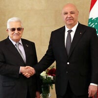 Le président libanais Joseph Aoun (à droite) accueillant le président de l'Autorité palestinienne Mahmud Abbas au palais présidentiel de Baabda, à l'est de la capitale Beyrouth, le 21 mai 2025. (Crédit : Présidence libanaise / AFP)