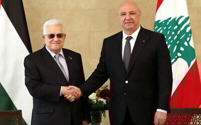 Le président libanais Joseph Aoun (à droite) accueillant le président de l'Autorité palestinienne Mahmud Abbas au palais présidentiel de Baabda, à l'est de la capitale Beyrouth, le 21 mai 2025. (Crédit : Présidence libanaise / AFP)