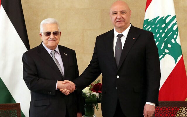 Le président libanais Joseph Aoun (à droite) accueillant le président de l'Autorité palestinienne Mahmud Abbas au palais présidentiel de Baabda, à l'est de la capitale Beyrouth, le 21 mai 2025. (Crédit : Présidence libanaise / AFP)