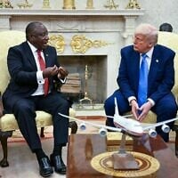 Le président américain Donald Trump (à droite) rencontre le président sud-africain Cyril Ramaphosa dans le Bureau ovale de la Maison Blanche, à Washington DC, le 21 mai 2025. (Crédit : Jim WATSON / AFP)