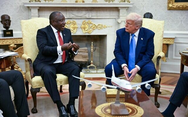 Le président américain Donald Trump (à droite) rencontre le président sud-africain Cyril Ramaphosa dans le Bureau ovale de la Maison Blanche, à Washington DC, le 21 mai 2025. (Crédit : Jim WATSON / AFP)