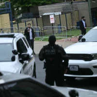 Des agents de sécurité encerclent l'ambassade d'Israël à Washington, le 22 mai 2025, après que deux membres du personnel de la mission diplomatique ont été tués lors d'une fusillade la veille. (Crédit : Brendan Smialowski/AFP)