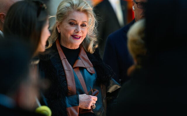 L'actrice française Catherine Deneuve au défilé femme Croisière 2026 de Louis Vuitton au Palais des Papes, à Avignon, le 22 mai 2025. (Crédit : Sylvain THOMAS / AFP)