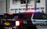 Une voiture de police patrouille près d'un centre Habad, à Miami Beach, en Floride, le 22 mai 2025, après la fusillade qui a fait deux morts, à Washington, DC. (Crédit : Chandan Khanna/AFP)
