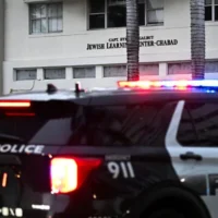 Une voiture de police patrouille près d'un centre Habad, à Miami Beach, en Floride, le 22 mai 2025, après la fusillade qui a fait deux morts, à Washington, DC. (Crédit : Chandan Khanna/AFP)