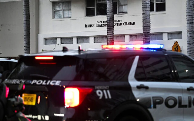 Une voiture de police patrouille près d'un centre Habad, à Miami Beach, en Floride, le 22 mai 2025, après la fusillade qui a fait deux morts, à Washington, DC. (Crédit : Chandan Khanna/AFP)