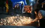 Des personnes assistent à une veillée aux chandelles à Lafayette Square, en face de la Maison Blanche à Washington, le 22 mai 2025, pour les deux membres du personnel de l'ambassade d'Israël tués la veille lors d'une fusillade au Musée juif de la capitale. (Mandel Ngan/AFP)