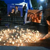 Des personnes assistent à une veillée aux chandelles à Lafayette Square, en face de la Maison Blanche à Washington, le 22 mai 2025, pour les deux membres du personnel de l'ambassade d'Israël tués la veille lors d'une fusillade au Musée juif de la capitale. (Mandel Ngan/AFP)