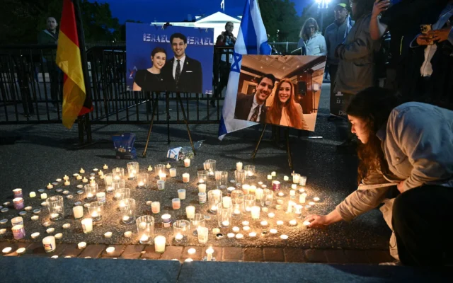 Des personnes assistant à une veillée aux chandelles pour les deux membres du personnel de l'ambassade d'Israël tués la veille lors d'une fusillade au Musée juif de la capitale, à Lafayette Square, en face de la Maison Blanche, à Washington, le 22 mai 2025. (Crédit : Mandel Ngan/AFP) Des personnes assistant à une veillée aux chandelles pour les deux membres du personnel de l'ambassade d'Israël tués la veille lors d'une fusillade au Musée juif de la capitale, à Lafayette Square, en face de la Maison Blanche, à Washington, le 22 mai 2025. (Crédit : Mandel Ngan/AFP)