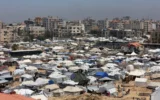 Des tentes sont installées comme abris temporaires pour les Palestiniens déplacés de Gaza-City,  le 25 mai 2025. (Crédit : Omar AL-QATTAA / AFP)