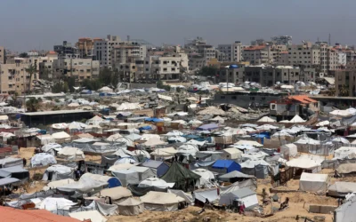 Des tentes sont installées comme abris temporaires pour les Palestiniens déplacés de Gaza-City,  le 25 mai 2025. (Crédit : Omar AL-QATTAA / AFP)