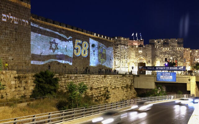 Les murs de la Vieille Ville de Jérusalem sont illuminés par les drapeaux d'Israël le 25 mai 2025, à la veille de Yom Yeroushalayim, qui commémore la prise par l'armée israélienne du secteur oriental de la ville en 1967 pendant la guerre israélo-arabe. (Crédit : AHMAD GHARABLI / AFP) Les murs de la Vieille Ville de Jérusalem sont illuminés par les drapeaux d'Israël le 25 mai 2025, à la veille de Yom Yeroushalayim, qui commémore la prise par l'armée israélienne du secteur oriental de la ville en 1967 pendant la guerre israélo-arabe. (Crédit : AHMAD GHARABLI / AFP)