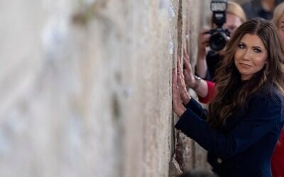 La secrétaire américaine à la Sécurité intérieure, Kristi Noem, après avoir déposé un message au mur Occidental, dans la Vieille Ville de Jérusalem, le 25 mai 2025. (Crédit : Alex Brandon/POOL/AFP)