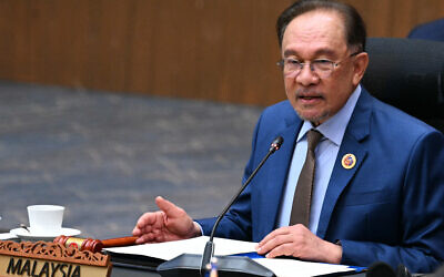 Le Premier ministre malaisien Anwar Ibrahim s'exprime lors de la session plénière du 46e sommet de l'Association des nations de l'Asie du Sud-Est (ASEAN) à Kuala Lumpur, le 26 mai 2025. (Crédit : Jam STA ROSA / AFP)