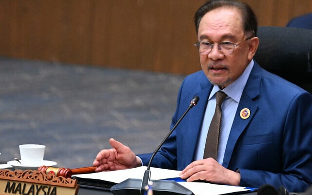 Le Premier ministre malaisien Anwar Ibrahim s'exprime lors de la session plénière du 46e sommet de l'Association des nations de l'Asie du Sud-Est (ASEAN) à Kuala Lumpur, le 26 mai 2025. (Crédit : Jam STA ROSA / AFP) Le Premier ministre malaisien Anwar Ibrahim s'exprime lors de la session plénière du 46e sommet de l'Association des nations de l'Asie du Sud-Est (ASEAN) à Kuala Lumpur, le 26 mai 2025. (Crédit : Jam STA ROSA / AFP)