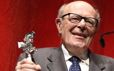 Le réalisateur français Marcel Ophüls s'exprime après avoir reçu la caméra de la Berlinale lors du 65e Festival international du film de Berlin, à Berlin, le 11 février 2015. Le réalisateur oscarisé Marcel Ophüls est décédé à l'âge de 97 ans le 24 mai 2025, est annoncé le 26 mai 2025 le petit-fils. (Crédut : Odd ANDERSEN / AFP)