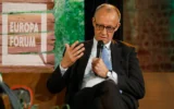 Le chancelier allemand Friedrich Merz participe à une discussion sur scène lors de la journée d'ouverture de la conférence numérique « Re:publica 25 » à Berlin, le 26 mai 2025. (Crédit : Odd ANDERSEN / AFP)